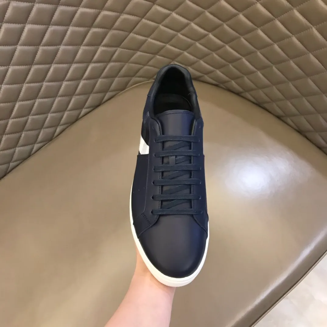 p400 "BURBERR*" men's classic low-top sneakers are reinterpreted in Vintage checkered cotton and cowhide materials, decorated with a new brand logo. First-layer sheepskin lining, embossed Burberry logo on the heel, and original TPU outsole! Size: 38-44 (45 customized) No. 068